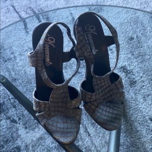 Novecento crocodile heels in grey/bluish and tan